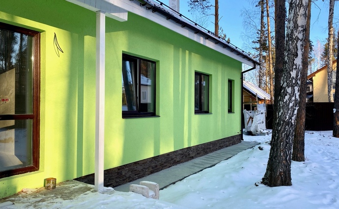 Фасад зеленого дома ГК Урал-Строй