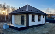 Камень на фасаде