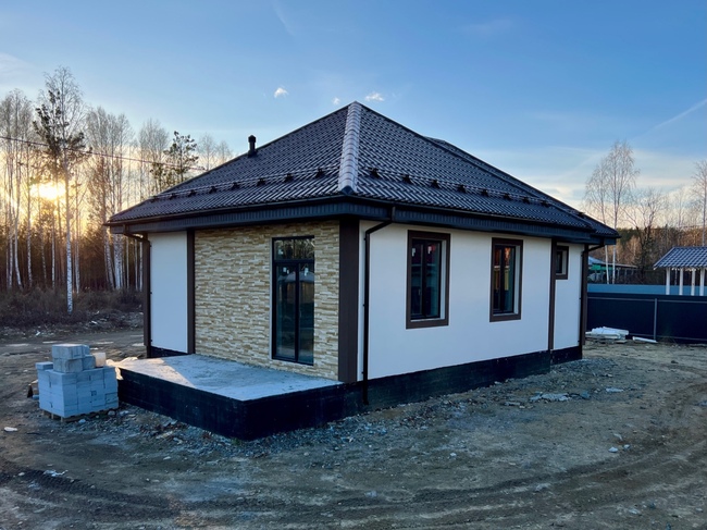 Камень на фасаде